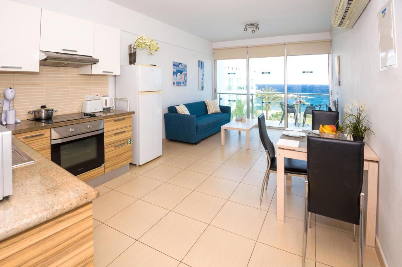 Gabriela - Coralli Beachfront Apartment プロタラス エクステリア 写真